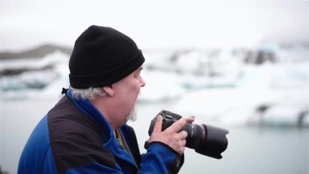 Fotografo Senior Che Fotografa Jokulsarlon Jokulsarlon Islanda — Video Stock