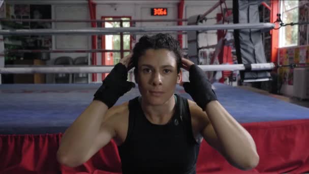 Mujer Haciendo Sit Ups Gimnasio — Vídeo de stock