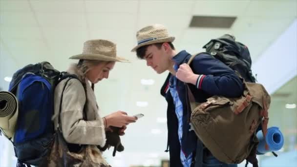 Fiatal Turisták Hátizsákos Okostelefonnal East Midlands Airport Derby Derbyshire England — Stock videók