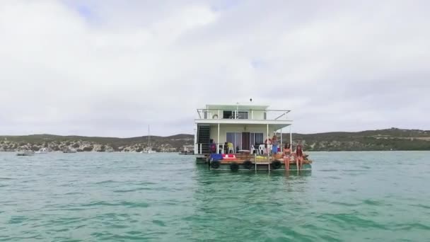 Mulher Meninas Sentadas Convés Casa Barcos Cabo África Sul — Vídeo de Stock