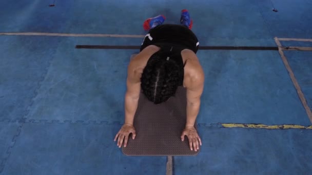 Жінка Прогрівається Тренажерному Залі Перед Тренуванням Боксу — стокове відео