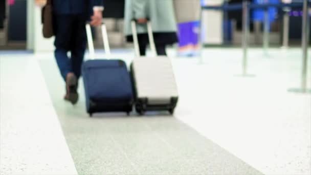 Gente Negocios Caminando Con Equipaje Ruedas Aeropuerto — Vídeo de stock