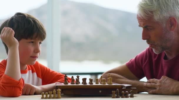 Porträt Des Sohnes Mit Dem Vater Beim Schachspielen — Stockvideo