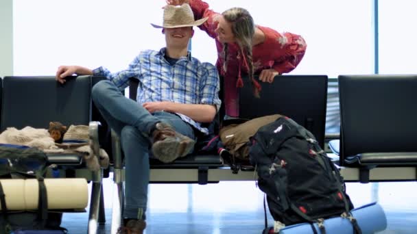 Fiatal Turisták Szórakoznak Repülőtéren — Stock videók