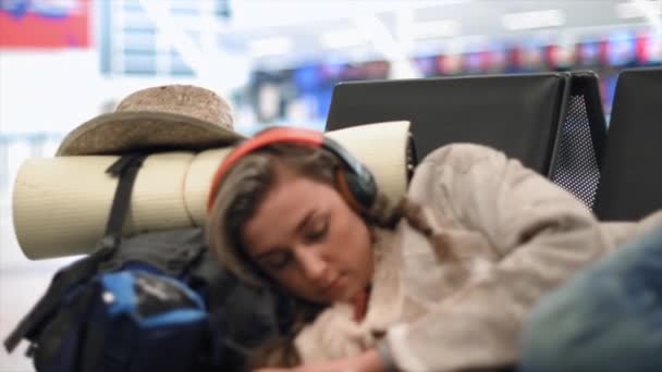 Porteait Giovane Donna Che Dorme All Aeroporto — Video Stock