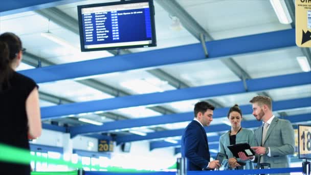 Geschäftsleute Nutzen Digitales Tablet Und Smartphone Flughafen — Stockvideo
