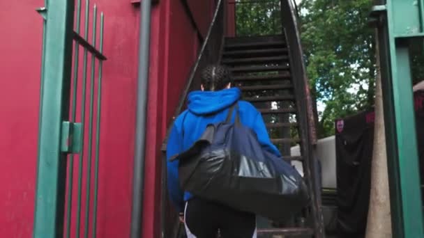 Mujer Subiendo Escaleras Llamando Puerta — Vídeo de stock