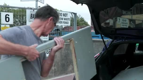 Yaşlı Adam Eski Mobilya Dışarı Atma — Stok video