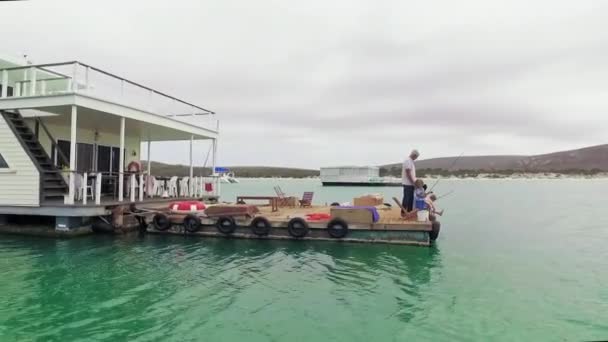 Männer Und Jungen Angeln Deck Des Bootshauses Kap Südafrika — Stockvideo