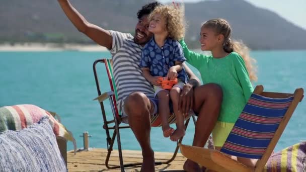 Padre Scattare Selfie Con Figlio Figlia Sul Ponte Barca Capo — Video Stock