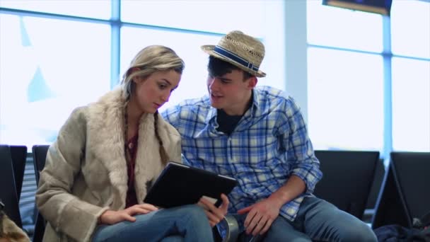 Jóvenes Turistas Utilizando Tableta Digital Aeropuerto — Vídeo de stock