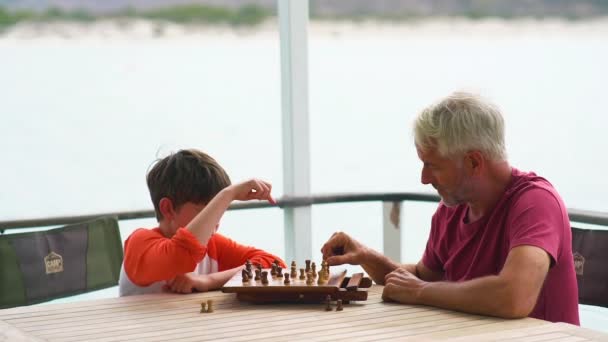 Portretul Fiului Tatăl Jucând Șah — Videoclip de stoc