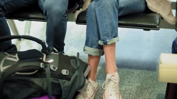 Молода Пара Сидить Стільцях Чекає Аеропорту — стокове відео