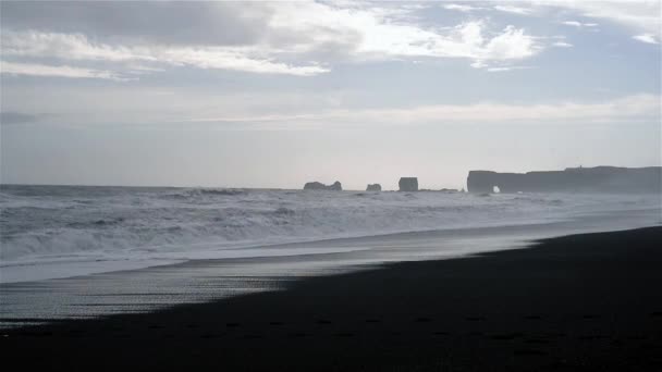 Playa Arena Negra Reynisfjara Con Arco Dyrholaey Fondo Vik Islandia — Vídeo de stock