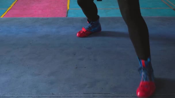 スポーツトレーニング中にスキップする女性 — ストック動画
