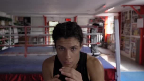 Portrait Femme Pratiquant Boxe Ombre Gymnase — Video