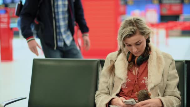 Fidanzato Sorprendente Fidanzata All Aeroporto — Video Stock