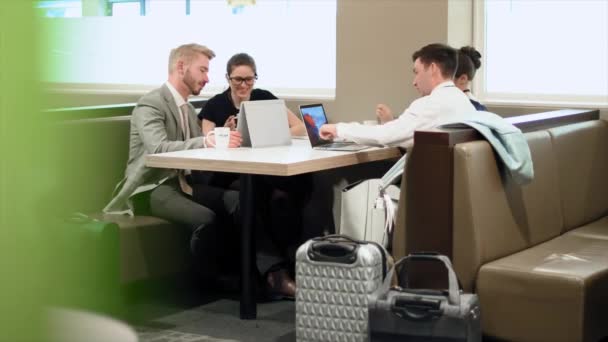 空港のカフェでデジタルタブレットとラップトップを使用するビジネスの人々 — ストック動画