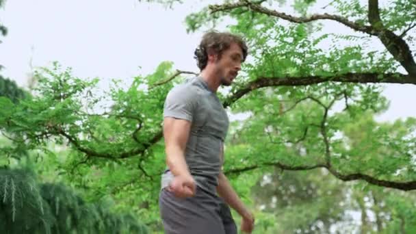 Hombre Saltando Con Cuerda Parque Ciudad — Vídeo de stock