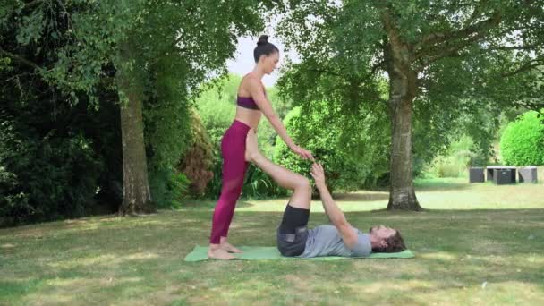 Homem Mulher Fazendo Acroioga Parque — Vídeo de Stock