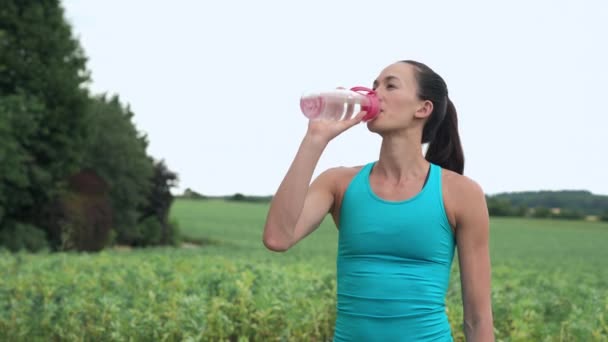 Vrouw Drinken Water Wit Opleiding Buitenshuis — Stockvideo