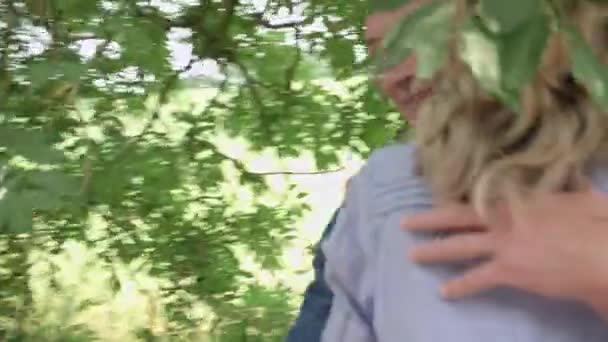 成熟的夫妇拥抱在乡村的树 — 图库视频影像