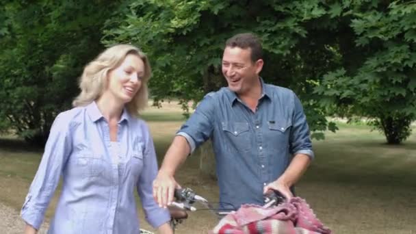 Äldre Par Promenader Med Cykel Landsbygden — Stockvideo