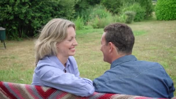 Olgun Çift Konuşurken Parkta Gülüyor — Stok video