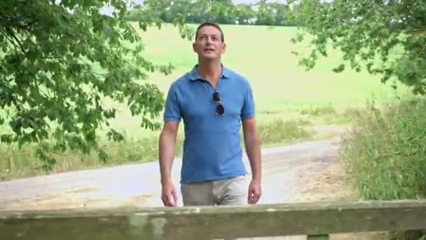 Homme Mûr Marchant Dans Campagne Regardant Autour — Video