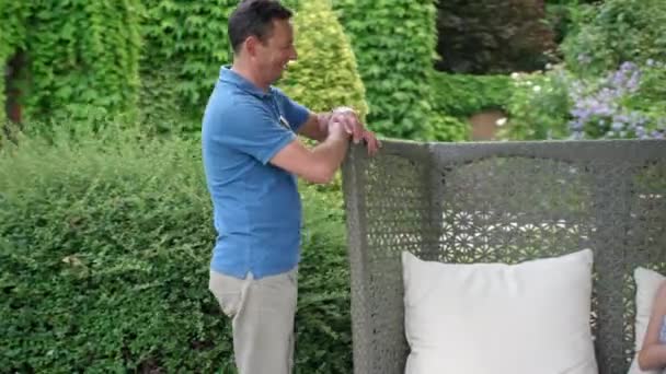 庭で話し 笑う成熟したカップル — ストック動画