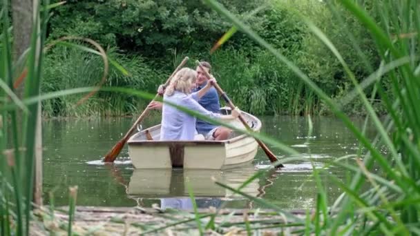 Parejas Maduras Bote Remos Lago — Vídeos de Stock