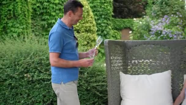 Olgun Çift Bahçede Şampanya Flüt Tutan — Stok video