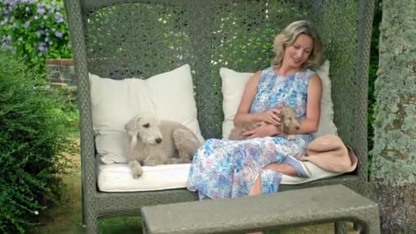 Mujer Madura Sentada Silla Aire Libre Acariciando Perros — Vídeo de stock