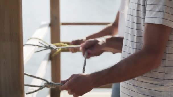 Hombre Mujeres Aprendiendo Atar Nudos Barandilla — Vídeos de Stock