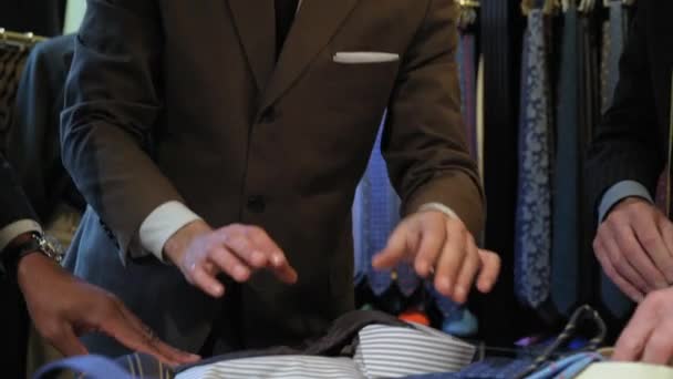 客户和裁缝选择领带和衬衫 — 图库视频影像