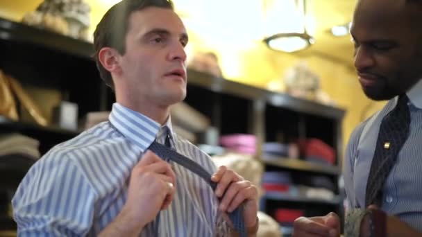 Ügyfél Árukapcsolás Nyakkendőt Miközben Szabott Néz — Stock videók