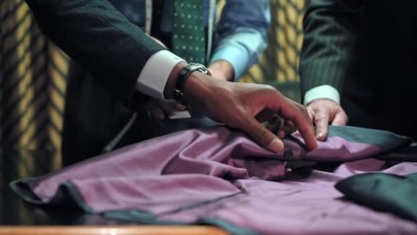 Tailleur Montrant Des Textiles Aux Clients — Video