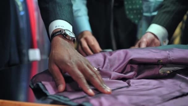 Tailleur Montrant Des Textiles Aux Clients — Video