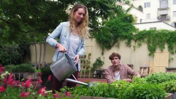 Mladí Manželé Hovoří Pracují Městské Zahradě — Stock video