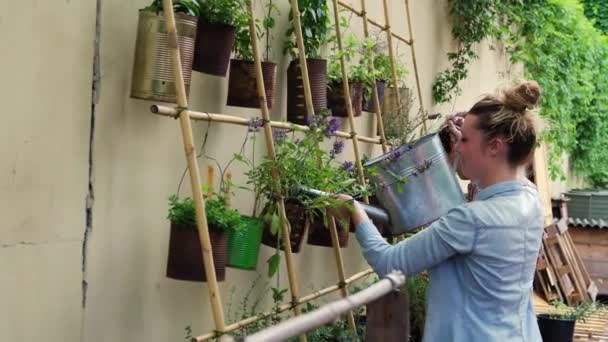 Giovane Coppia Che Lavora Nel Giardino Urbano — Video Stock