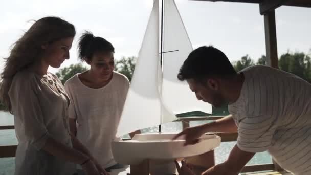 Mann Und Frau Schauen Sich Segelboot Modell Und Reden — Stockvideo