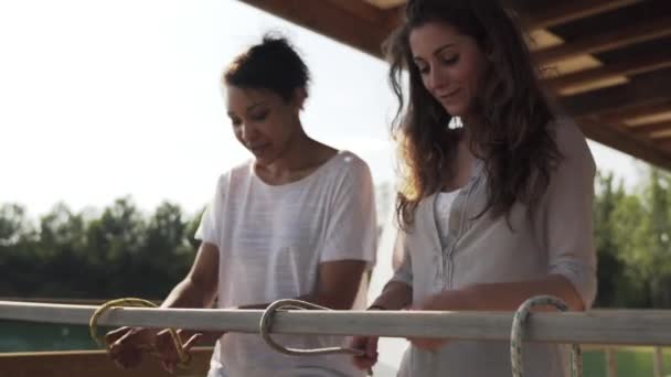 Женщины Учатся Завязывать Узлы Перилах — стоковое видео