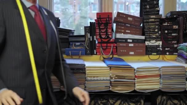 Tailleur Debout Devant Des Piles Textiles Studio — Video