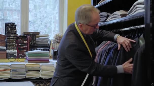 Tailleur Examinant Les Vêtements Magasin — Video