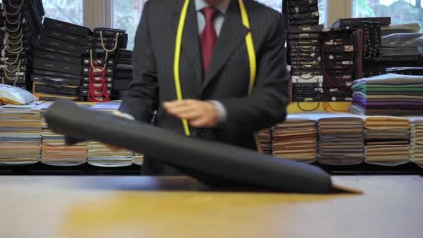 Schneider Rollt Textil Auf Tisch Aus — Stockvideo