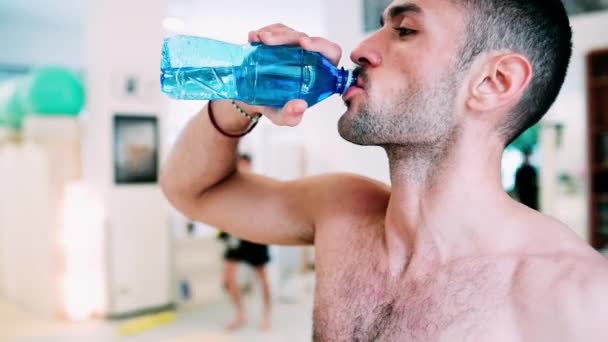 Jonge Man Die Zijn Opleiding Water Drinkt Milaan Italië — Stockvideo