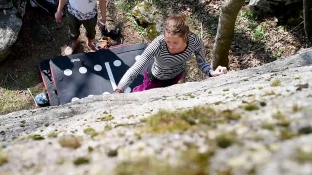 Junge Frau Sucht Unterstützung Beim Klettern Sondrio Italien — Stockvideo