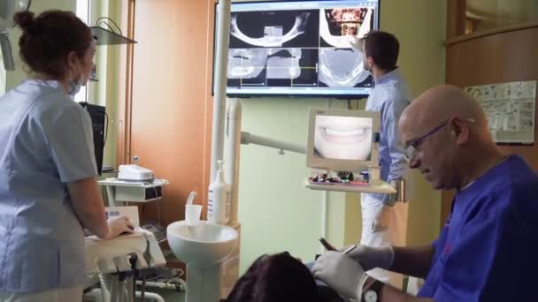 Οδοντίατροι Και Ασθενείς Κατά Διάρκεια Της Ιατρικής Διαδικασίας Μιλάνο Ιταλία — Αρχείο Βίντεο