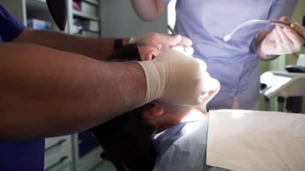 医疗过程中配备助理和病人的牙科医生 意大利米兰 — 图库视频影像