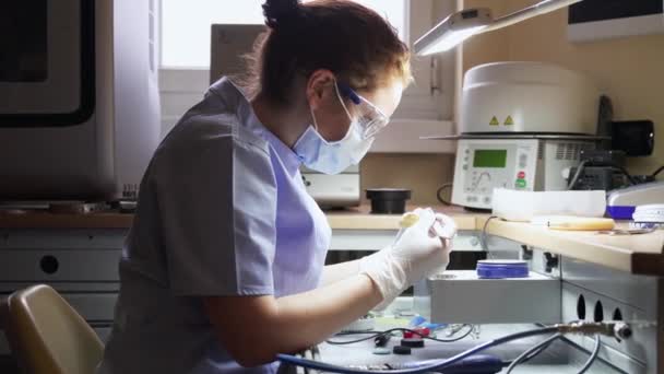 Dentista Femenina Trabajando Impresión Dental — Vídeo de stock